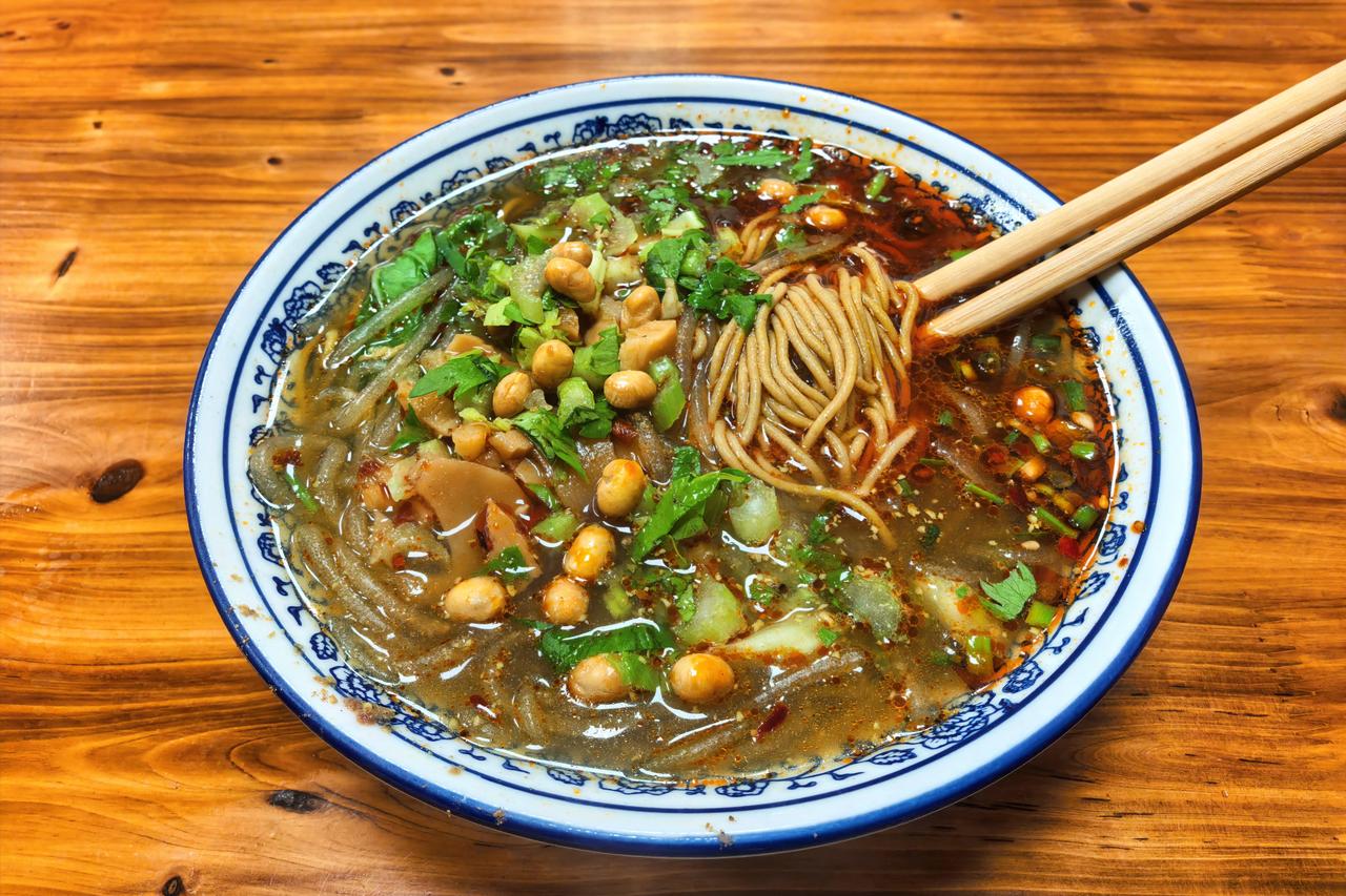 一碗清红汤鸳鸯荞面，最能抚慰奔波的日常｜清红交融的鸳鸯荞面，是成都崇州独有的烟火