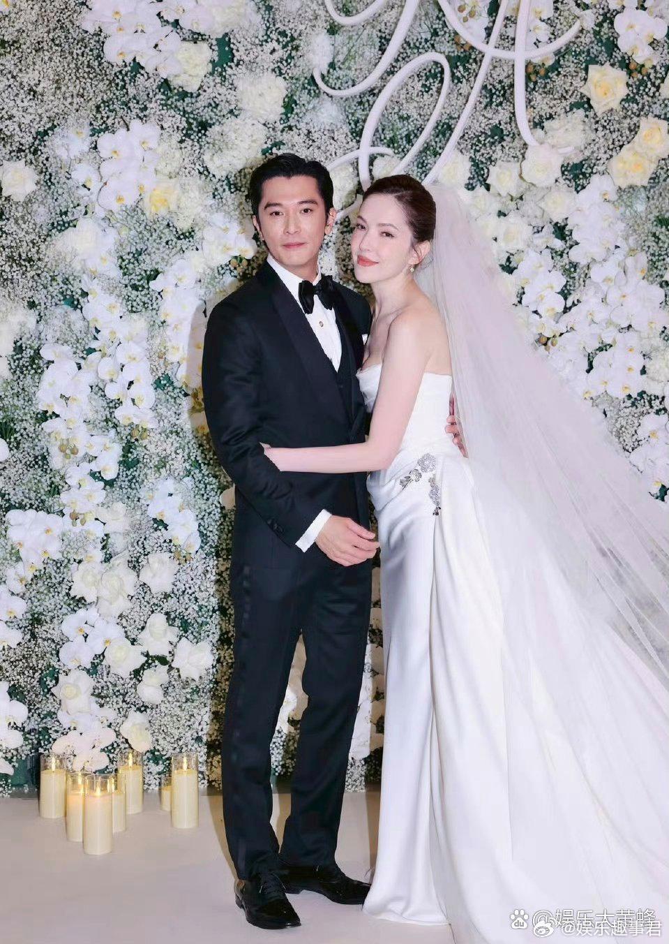 邱泽许玮甯婚礼现场11月28日，据媒体报道，邱泽许玮甯在台北文华东方酒店举办婚礼