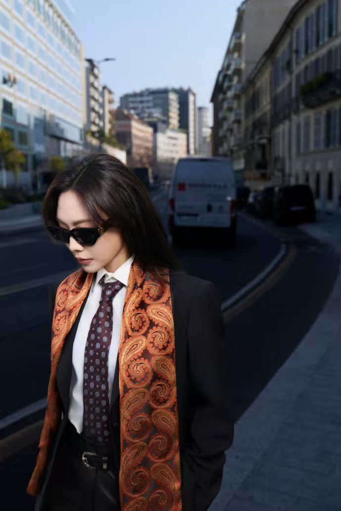 G社镜头下的王霏霏 无滤镜下王霏霏米兰看秀生图曝光，G社镜头里她皮肤紧致，体态轻