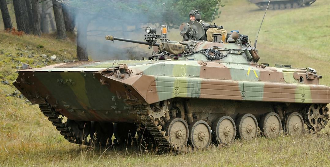 每天认识一件兵器 俄罗斯BMP-2步兵战车BMP-2是BMP-1步兵战车的改良型