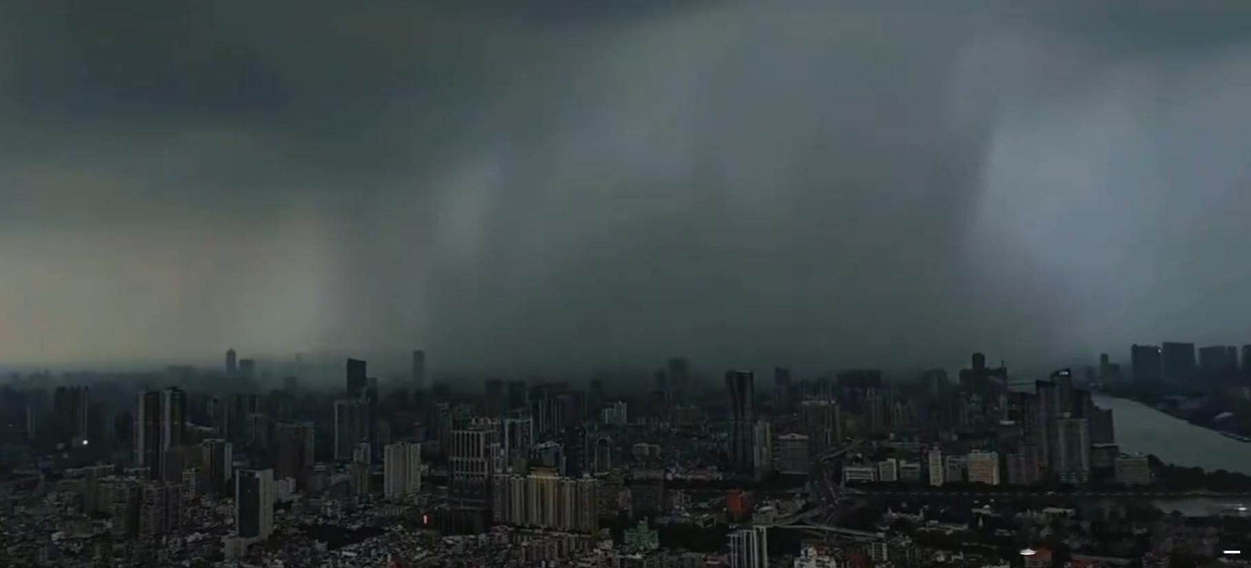 居家办公 这么大的雨，天像在倒水一样但是我看好多北京网友都要上班[惊恐] ​​​