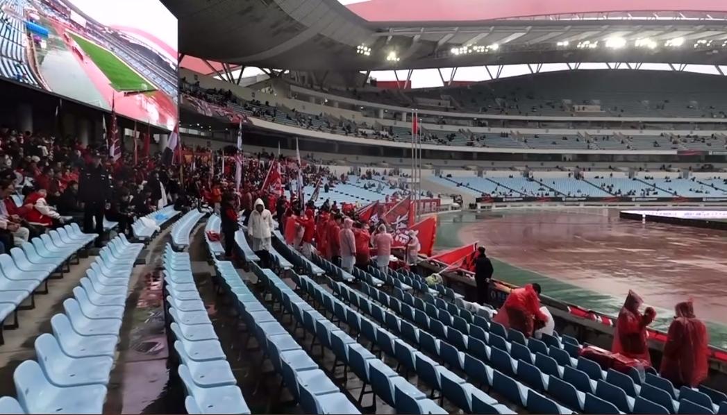 最新消息，天公不作美，国安和海港的超级杯比赛场地南京奥体中心，赛前南京一直在下雨