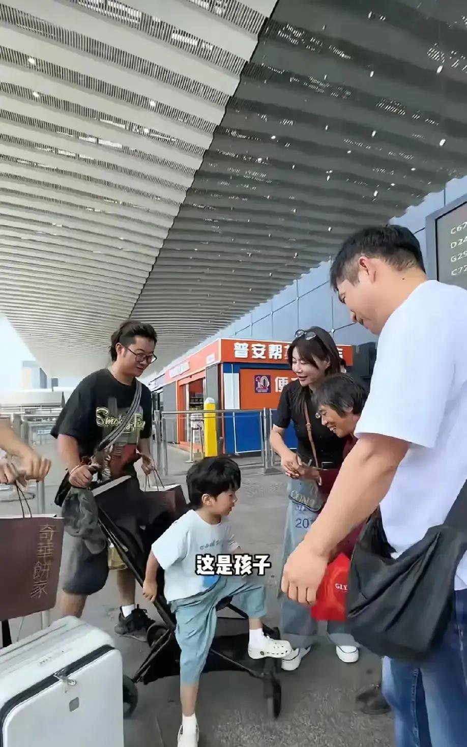 没有血缘又怎样 这家人四世同堂的画面看完太戳人

小奎这次专门把老家的老妈接到深