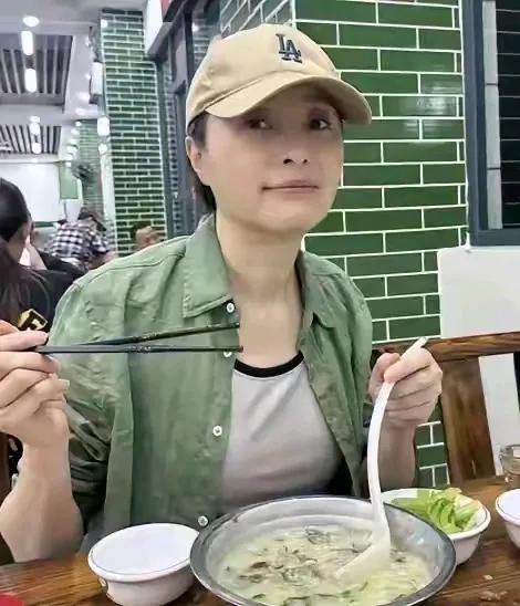 在女演员中，吴越不算很漂亮，但气质很好，看着很舒服，耐看[赞][玫瑰]