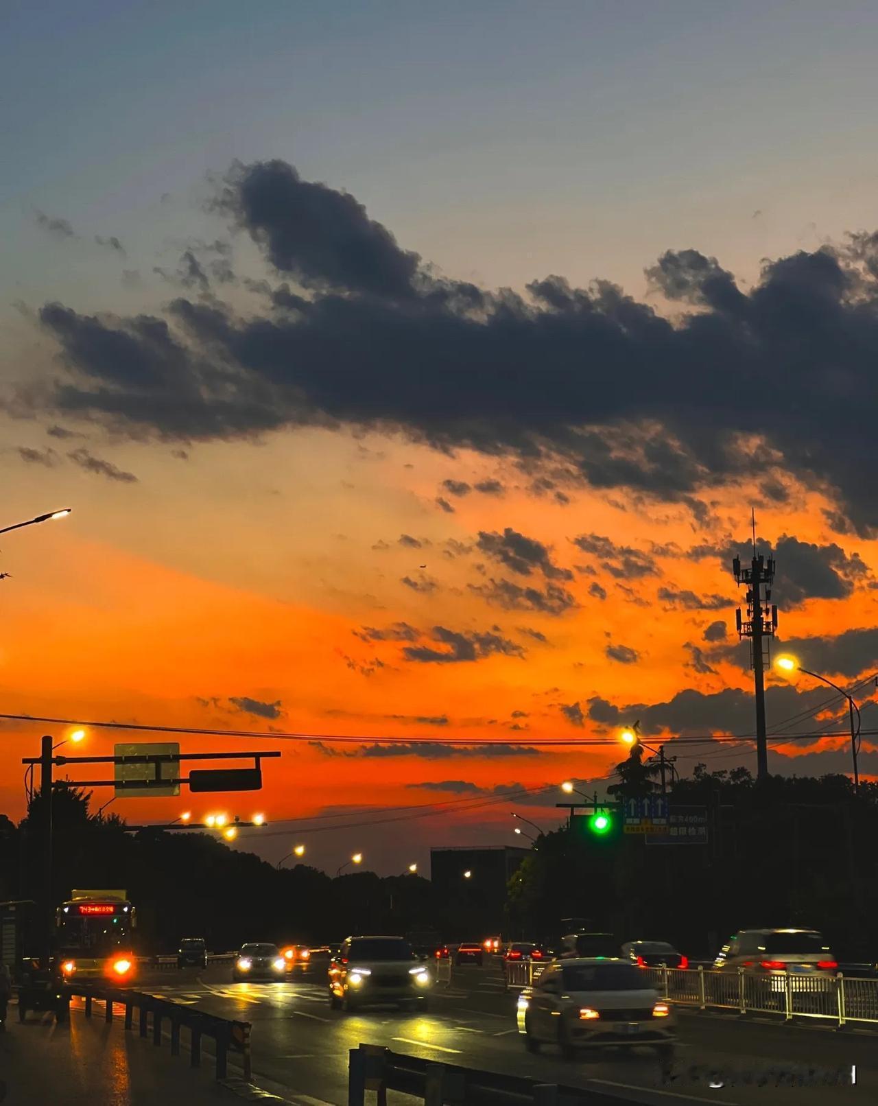 你的行为激怒了我
而我的反应又惹怒了你
可你为什么只指责我的反应
却不反思你自己