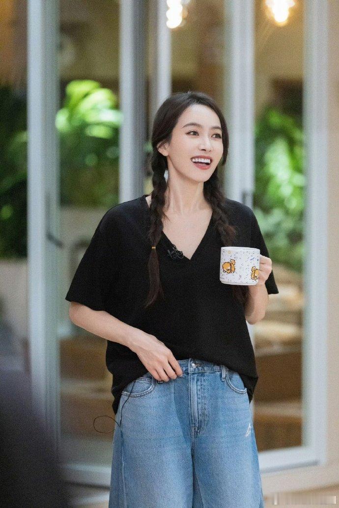 丁程鑫镜头下的宋茜丁程鑫给宋茜拍照，那叫一个专业，拍完还开启夸夸模式，这情绪价值