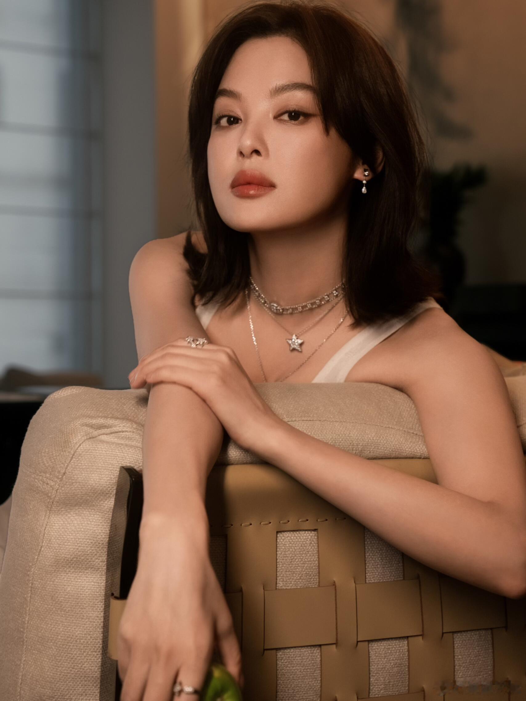 香奈儿释出辛芷蕾最新年末大片！这张脸是真的蛮高级。 