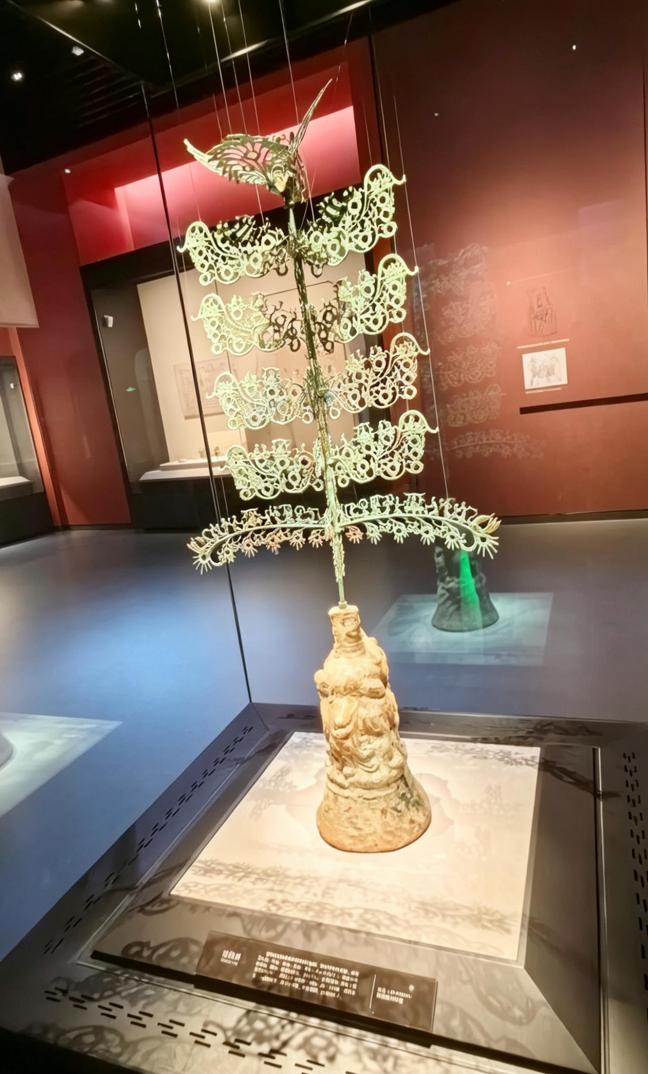 东汉摇钱树，藏着古人的美好祈愿
 
隔着玻璃展柜，一株东汉摇钱树静静伫立。陶质底