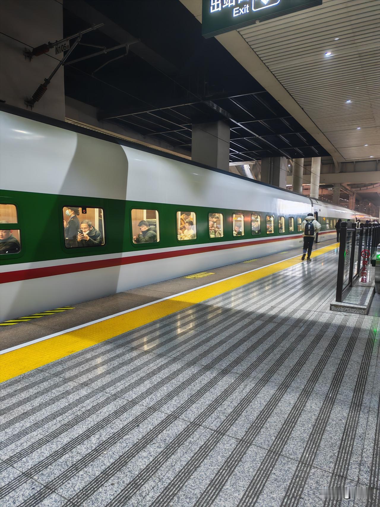 现在年轻人的记忆：
到车站时，看一下座位号。
检票时，看一下座位号。
坐扶梯时，