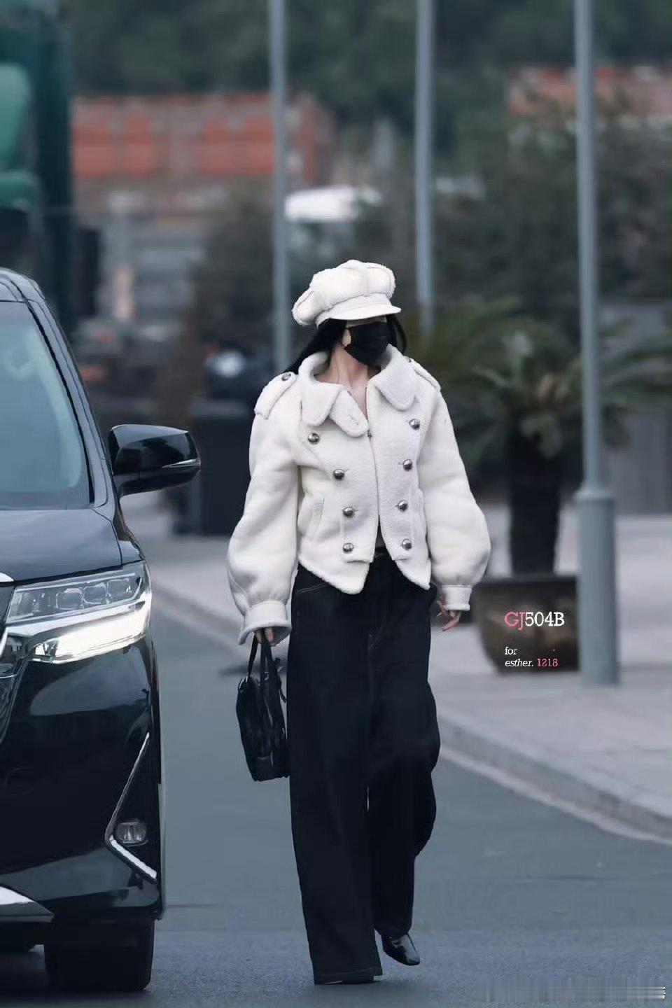 虞书欣云初令上班路透，白色套装千金风的主母啊！ 