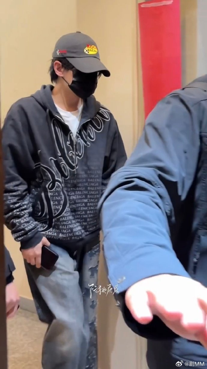 网友偶遇杨洋出门吃饭 网友偶遇杨洋出门吃饭，去干饭永远能被人偶遇 杨洋左手还红肿