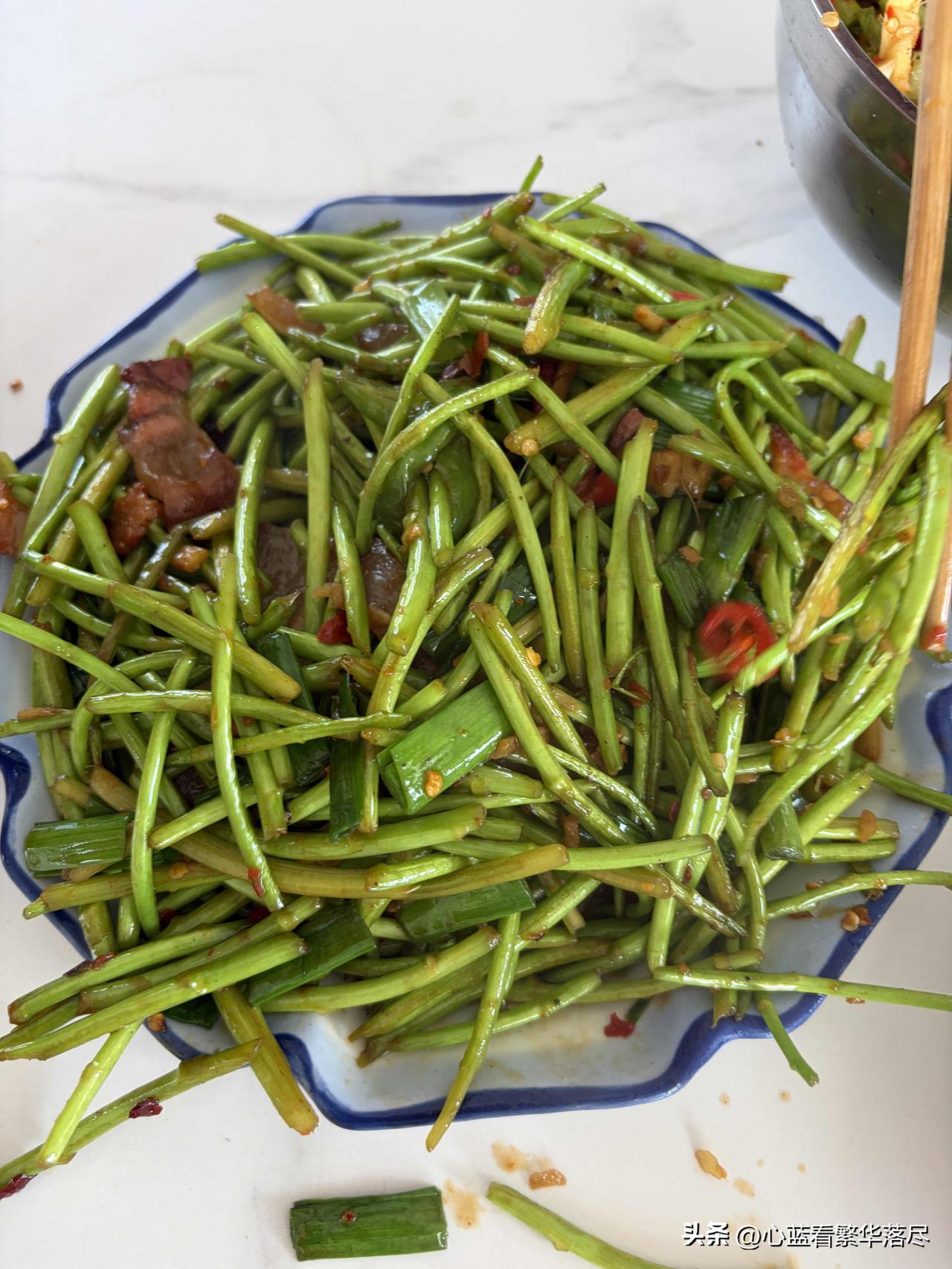 今天中午在我们工厂食堂，吃到了一盘很“特殊”的菜，之所以说这盘菜很“特殊”，是因