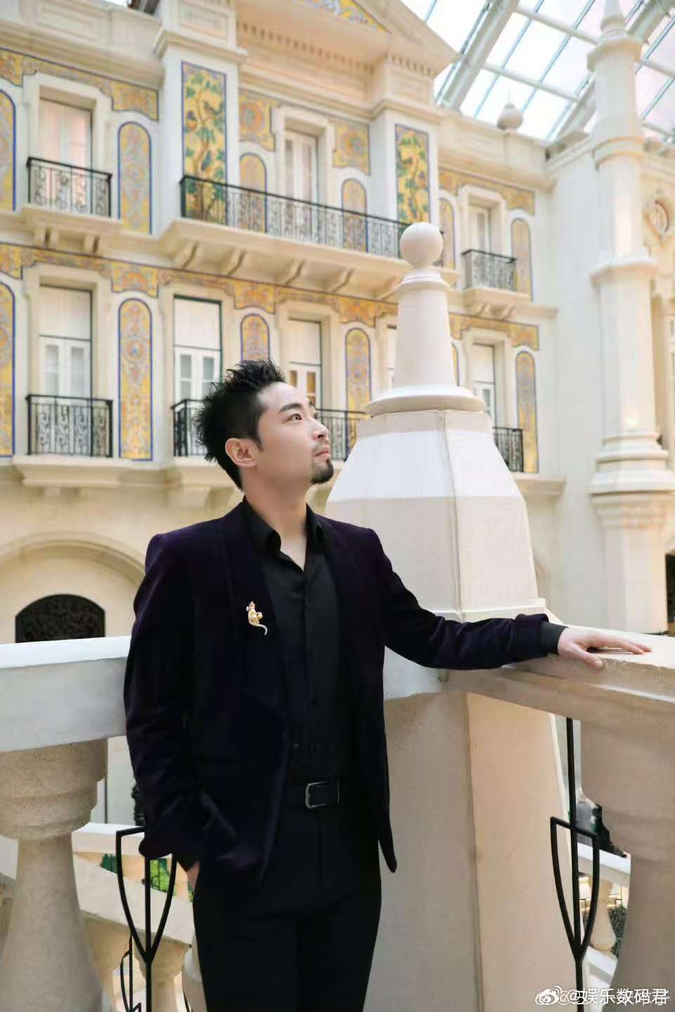 十个勤天妈妈开团宋木子秒跟 旅游大巴秒变演唱会现场，宋木子是领唱，阿姨们是和声团