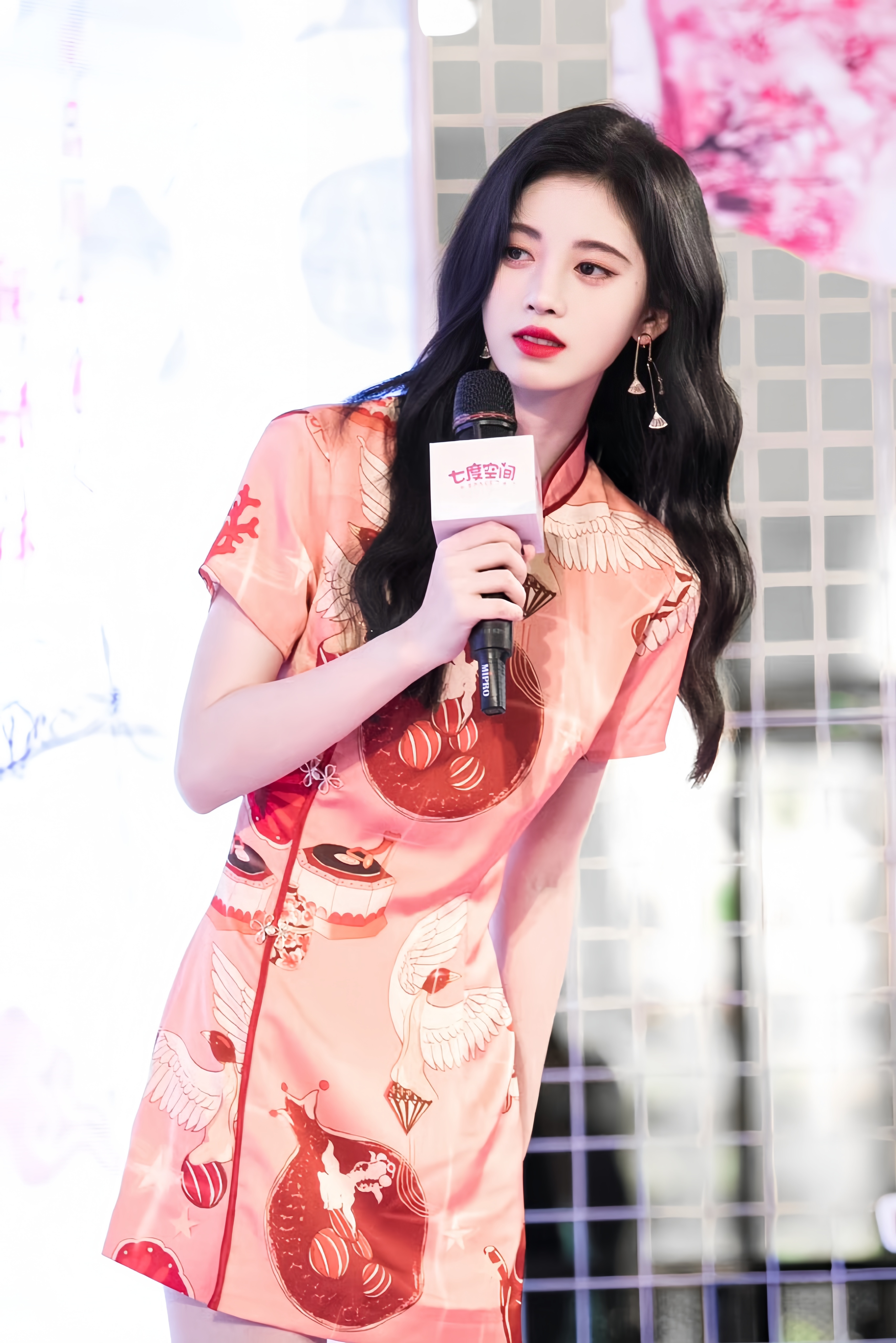 鞠味溢出屏幕鞠婧祎她的脸像自带磨皮一样 ​​​