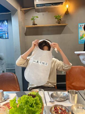胡一天第一尊重食物之人胡一天这才是认真干饭的样子胡一天干饭氛围感拉满，珍惜食物、
