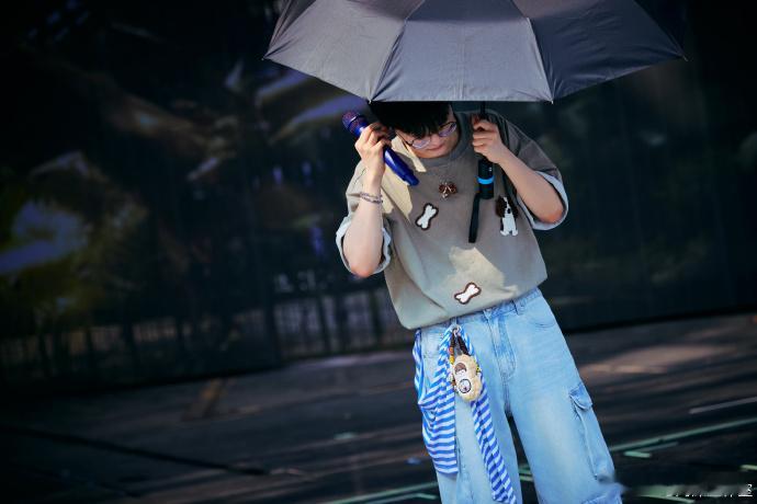 周深靠用力地鞠躬把眼泪甩掉隔着屏幕都被狠狠共情！《地球没有你》作为演唱会终章，周