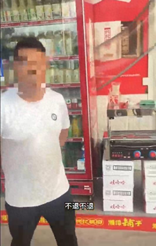 甘肃天水，便利店老板的小孩，在店外尿在一对情侣身上，男的去买湿纸巾的时候提了一下