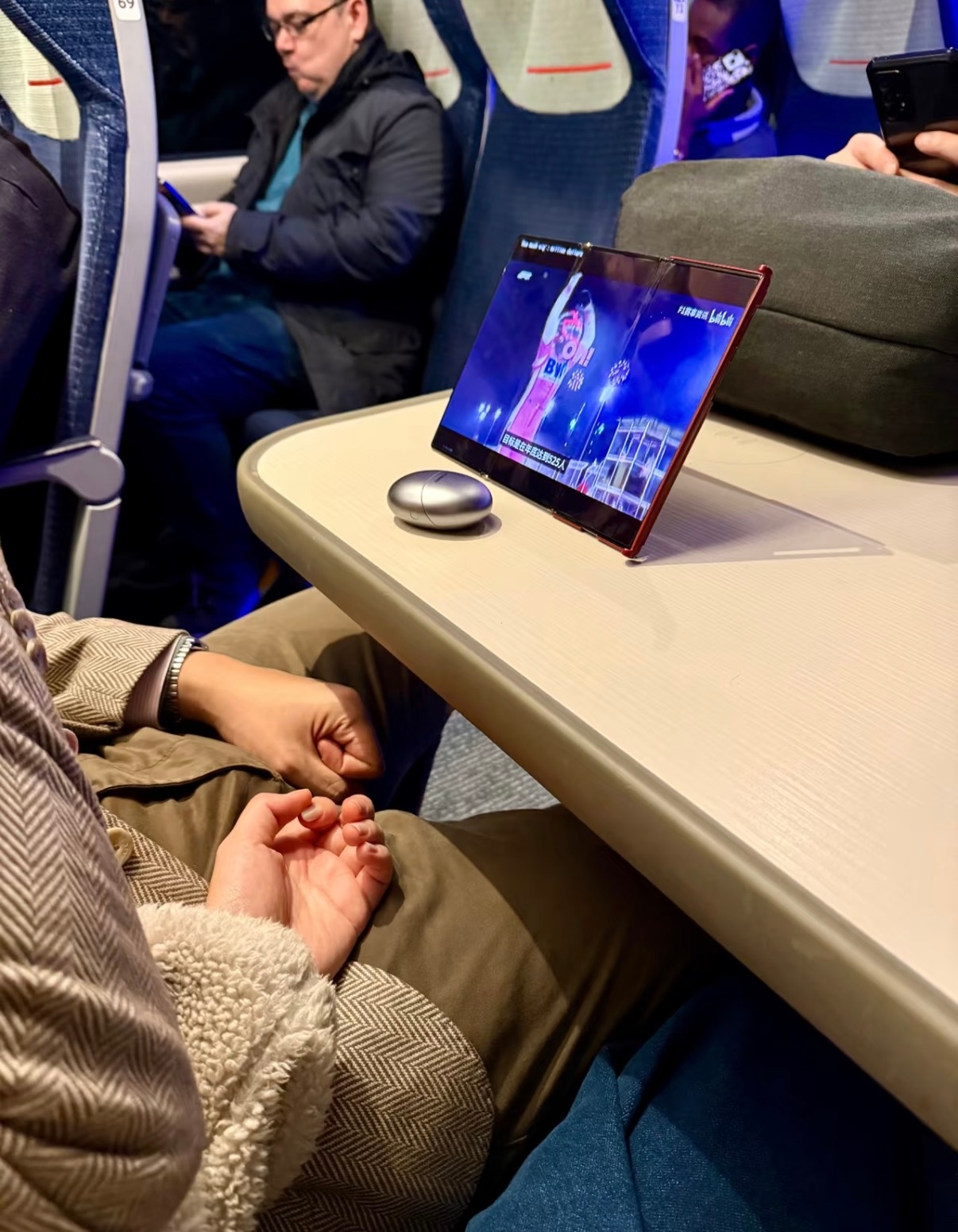 折叠屏哪些升级感知最明显从尝鲜到常用，我认为最显著的感知升级就是重量，一开始给我