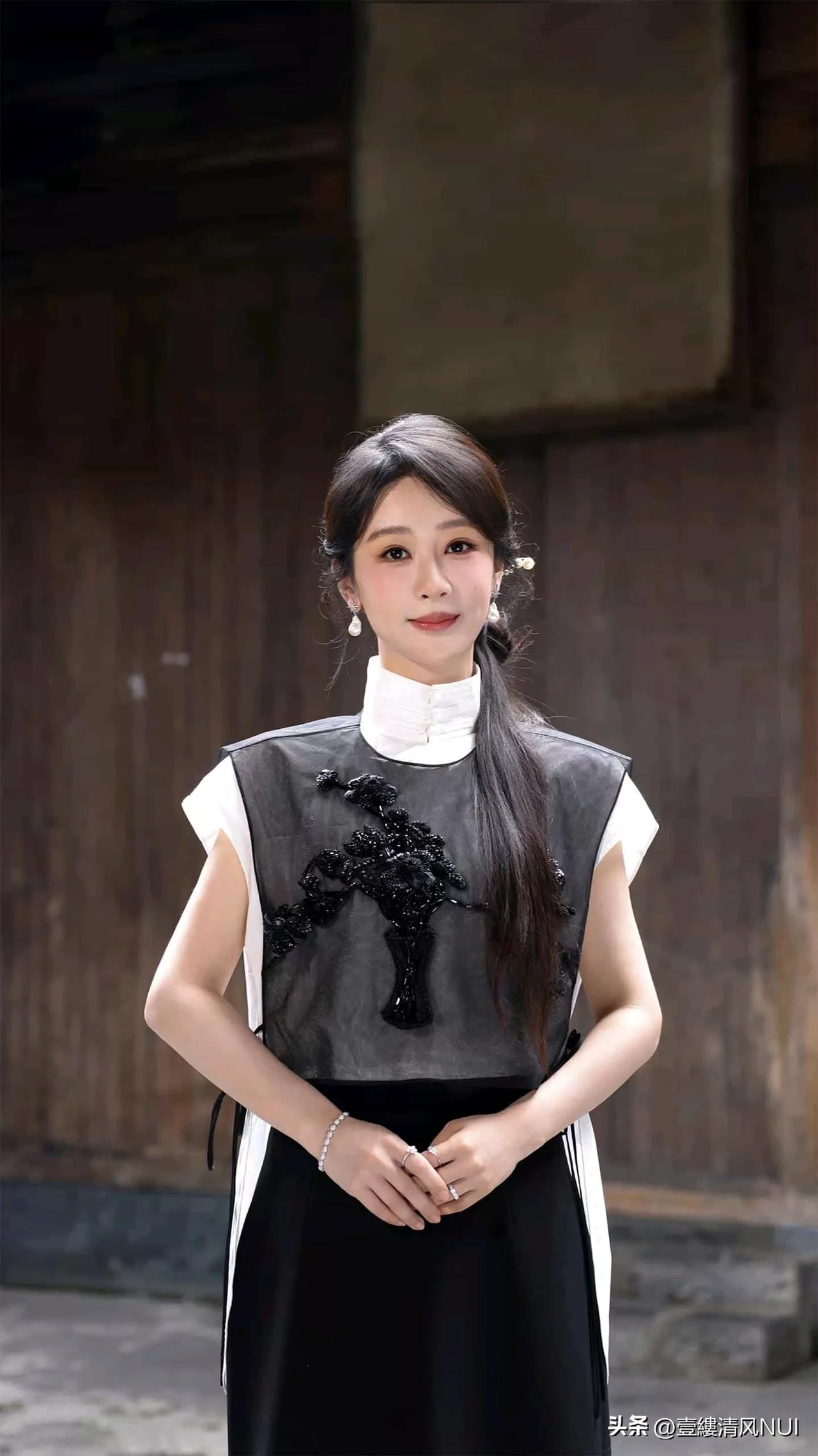 故地重逢，杨紫打卡《家业》拍摄地，一身新中式造型梦回李祯！