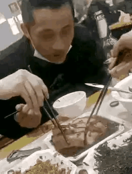 吃饭看人品，一点不假。从吃饭就可以看出一个人的人品。一个人的吃相就是他的教养，虽