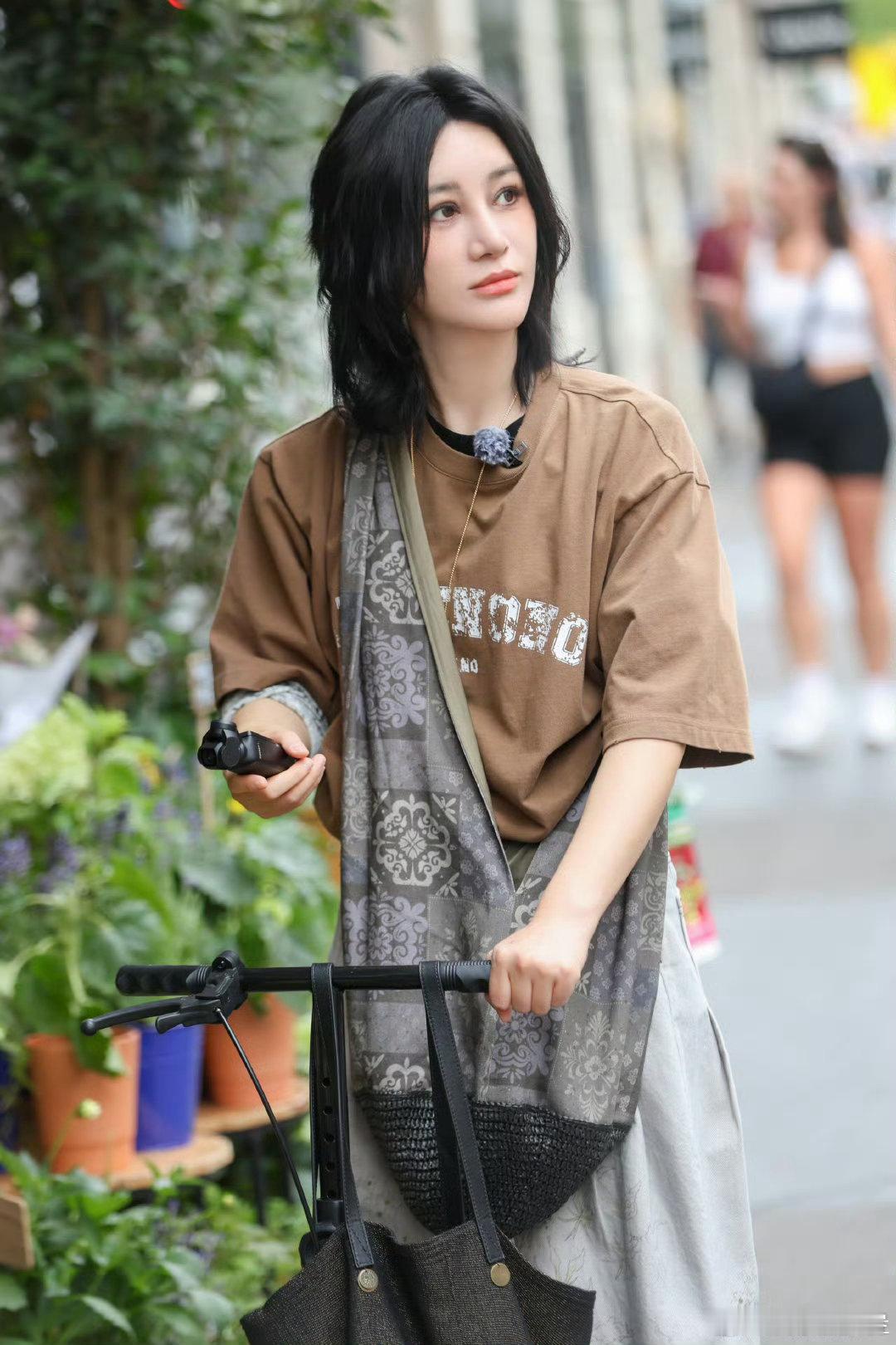 尚雯婕[超话]尚雯婕直播大漏勺巴黎合伙人名场面巴黎合伙人 连工作人员在旁边使眼色