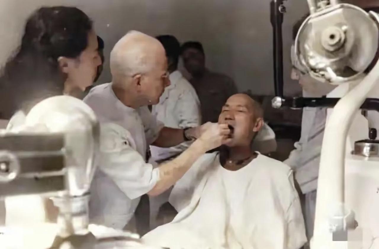 没想到这张台湾国史馆留存的罕见老照片，记录下1949年蒋介石在成都看牙的一幕。蒋