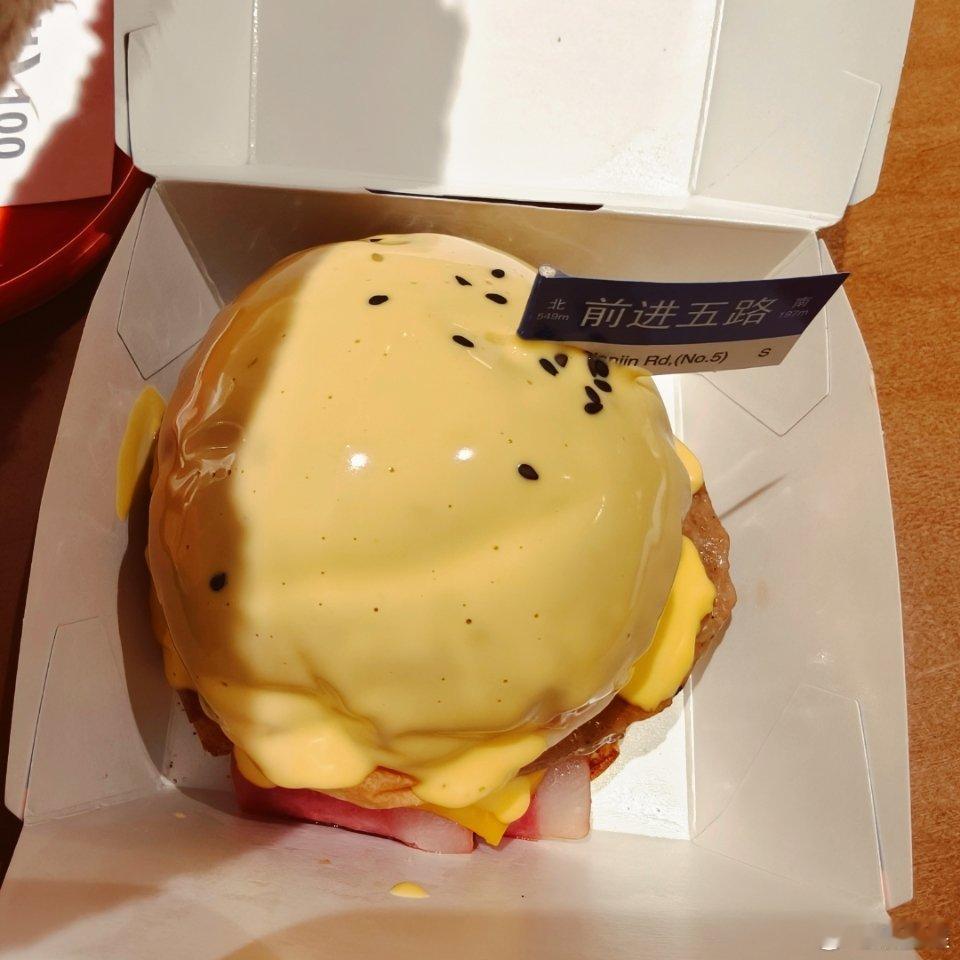 一个人的生活是安逸哈，看完电影吃垃圾食品