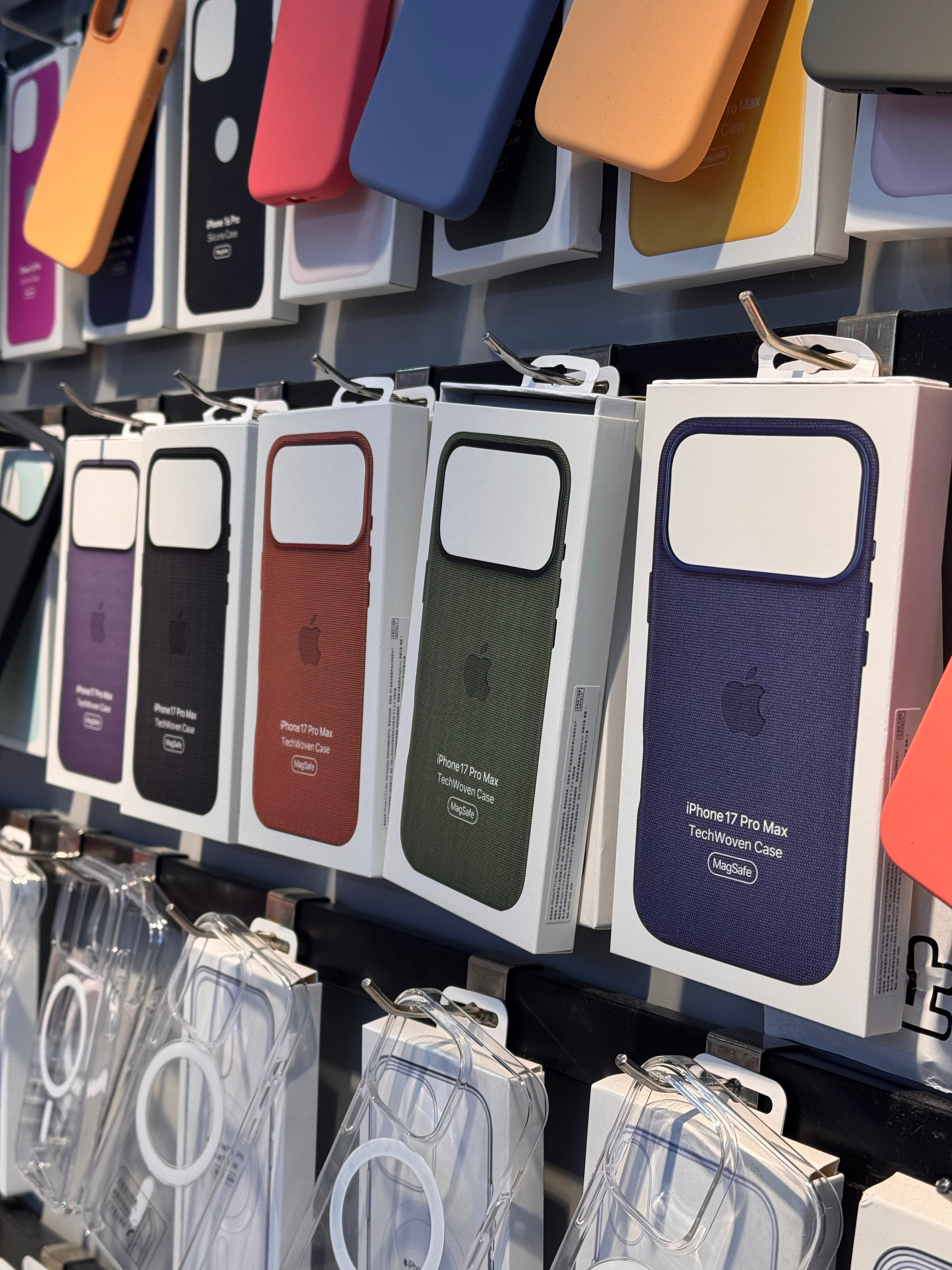 今天去华强北逛了下，原来 iPhone 17 新款手机壳已经有卖的了，目前的版本