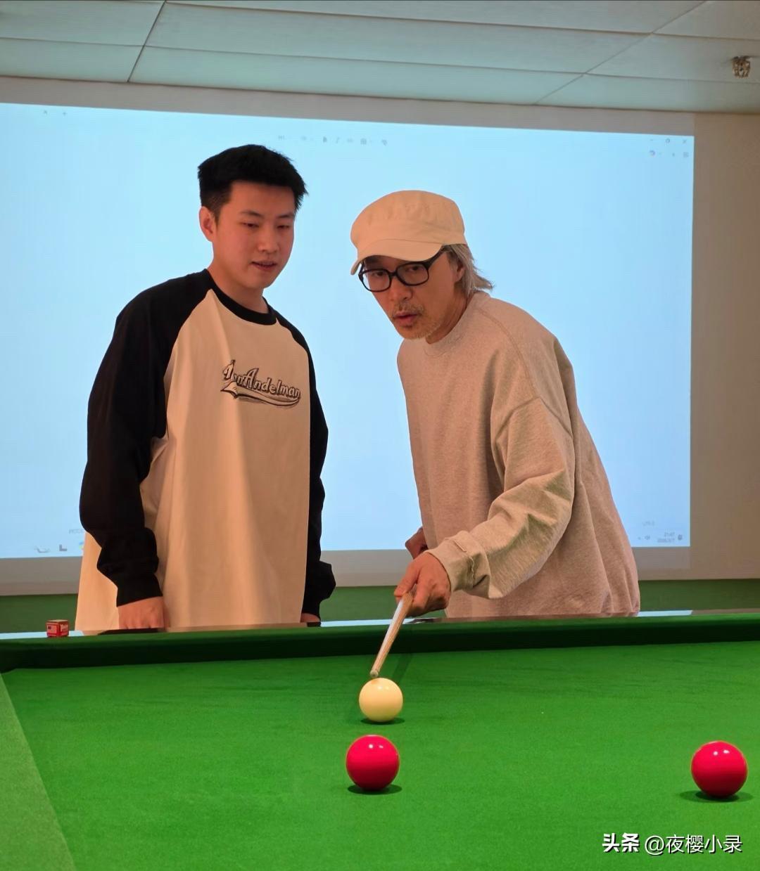 64岁周星驰和赵心童一起打台球，他看起来苍老了好多，身形消瘦，白发苍苍，脸部变化