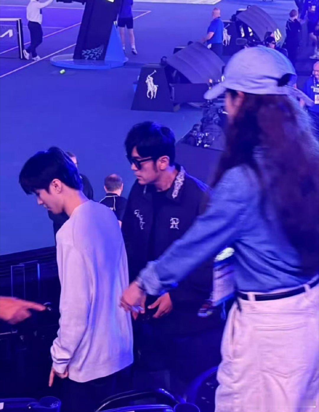 又给王俊凯幸福上了，昨天一起吃了火锅，今天又和周杰伦、昆凌、陈奕迅看澳网，是谁羡