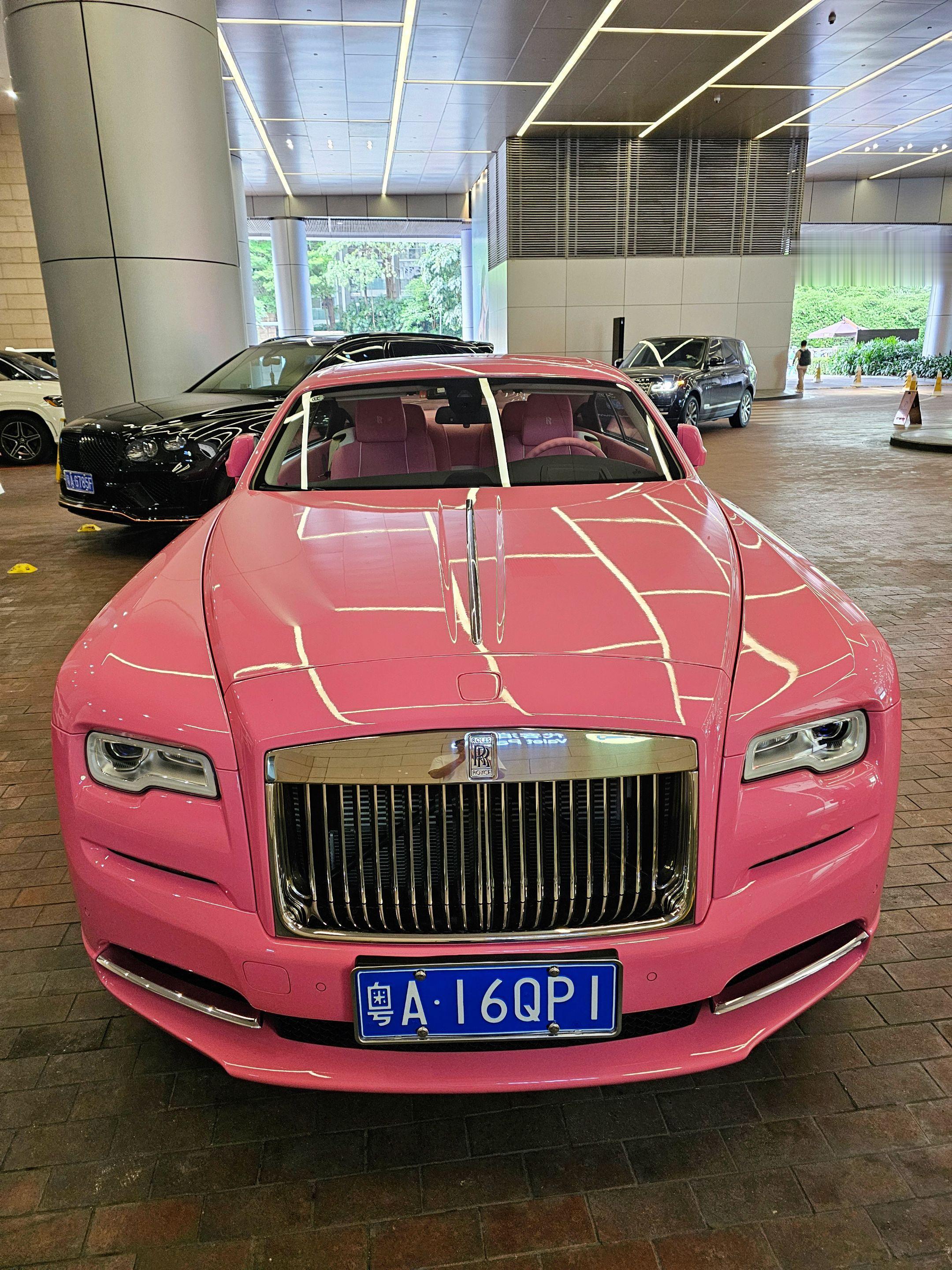 在广州太古汇偶遇富家小姐姐的粉色劳斯莱斯魅影，粉色的外观粉色的内饰座椅...