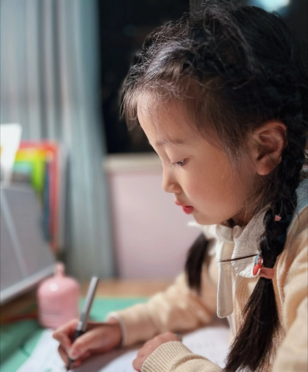 一代人有一代人的学习方式，以前我们拼命买卷子刷题，现在孩子直接用AI定制习题。主