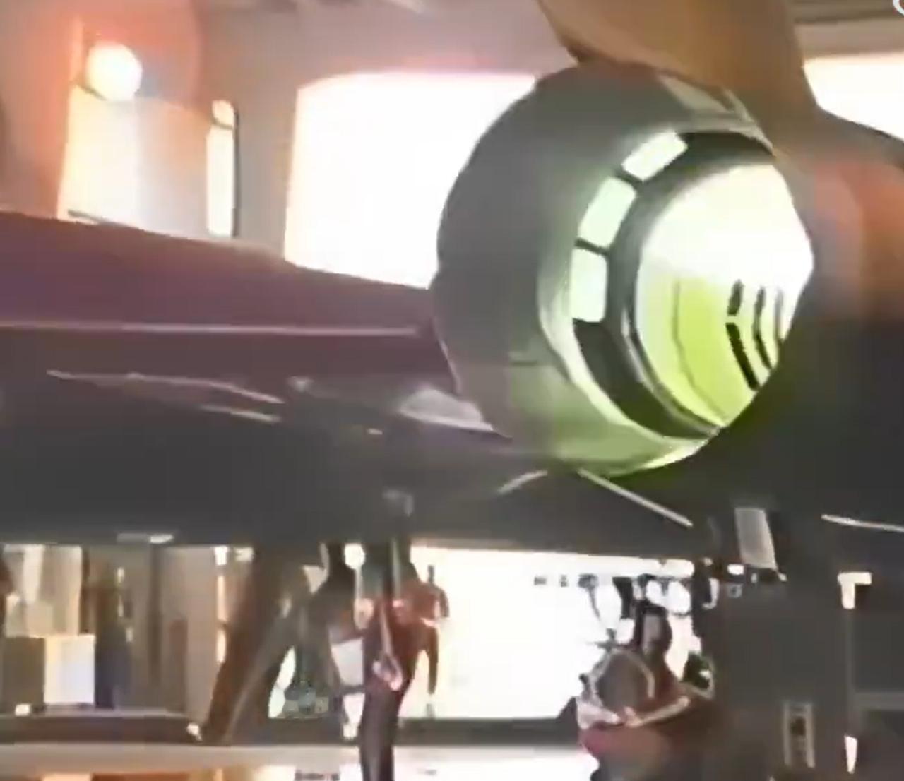 你敢相信吗？美军的SR-71“黑鸟”侦察机，停在机库里的时候，居然在漏油。

以