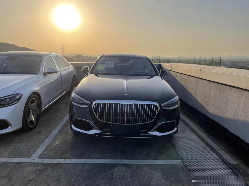 奔驰 S580 Maybach，曜石黑/米内，车辆选配金色徽标组件，配色与配置，