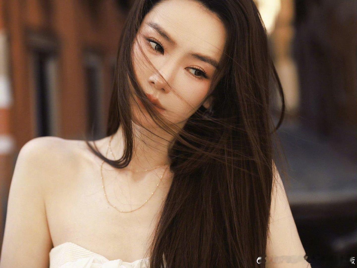 戚薇真是铁了心要养梦女被戚薇的氛围感狠狠拿捏！神态举止自带撩人气质，各类风格都能