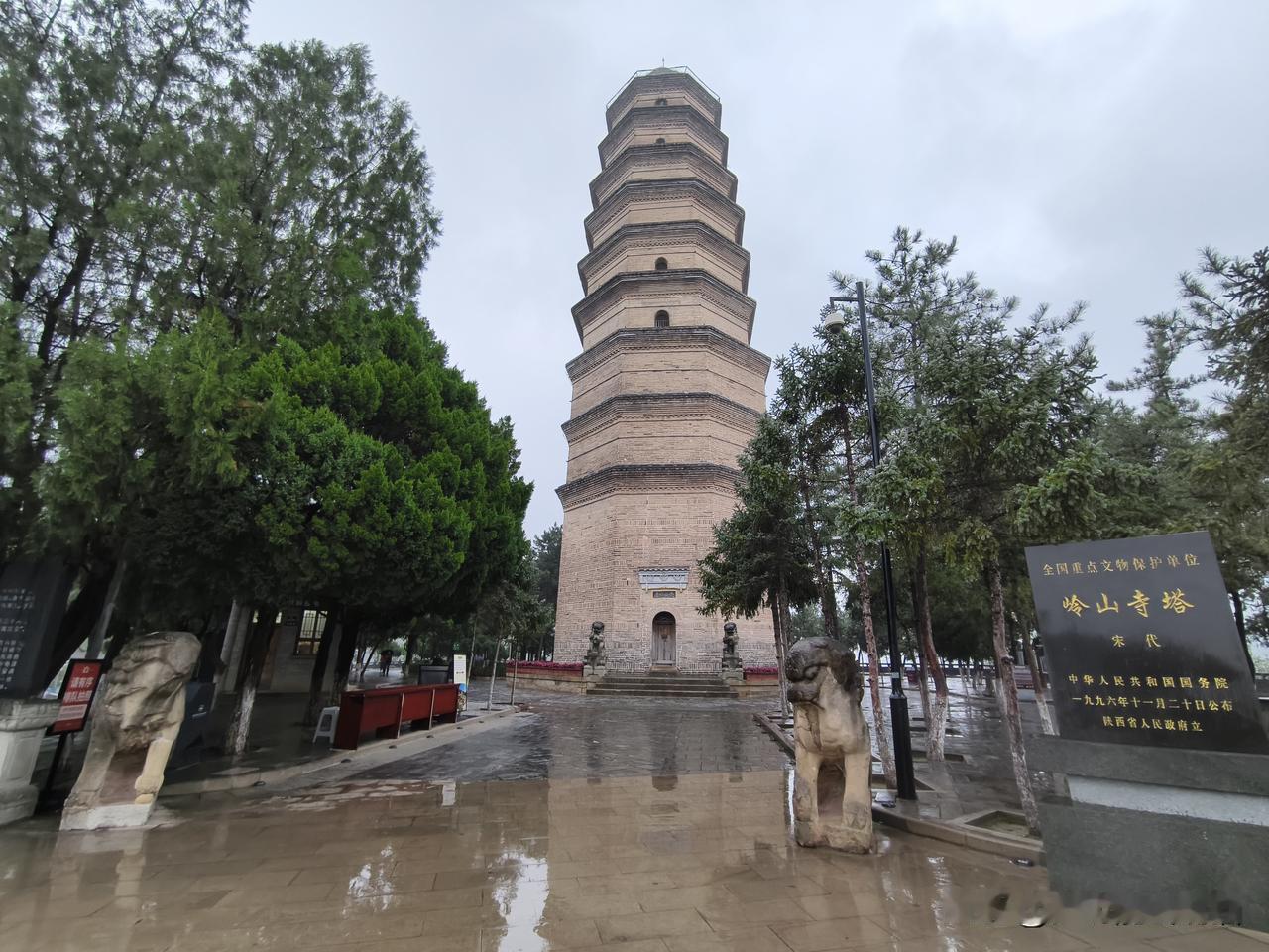 地标延安宝塔山，山西猫姐陪伴父母延安游玩到傍晚，先安顿好俩位老人稍微休息一下，然