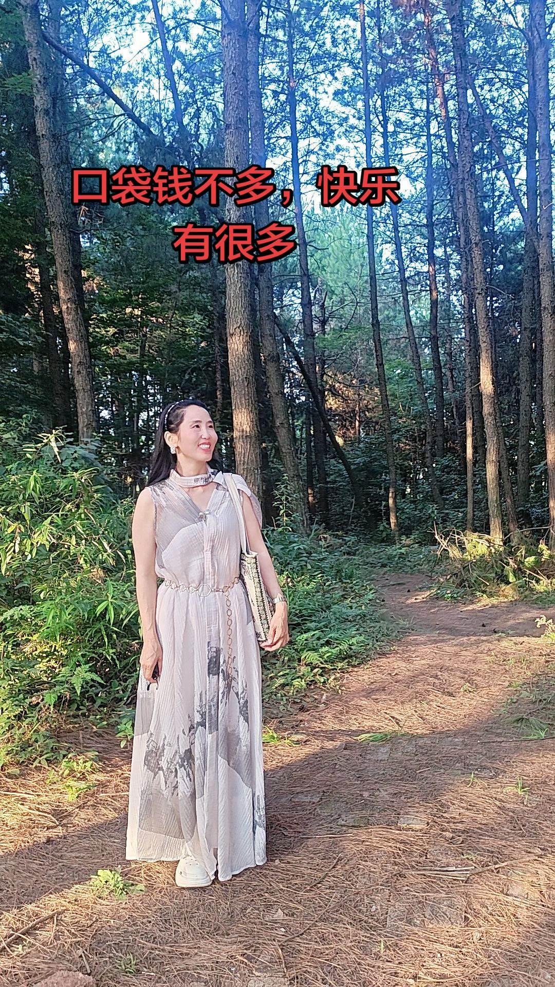 我们70后的年代，口袋里没多少积蓄。
走在村口路上，邻里之间不分你我，
随便走到