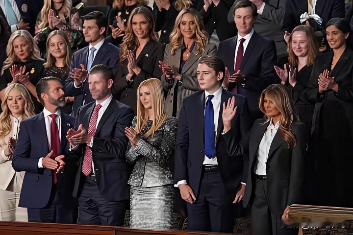 特朗普这场国情咨文一讲就是两个多小时，创下时长纪录，但效果不佳。民主党全程冷眼、