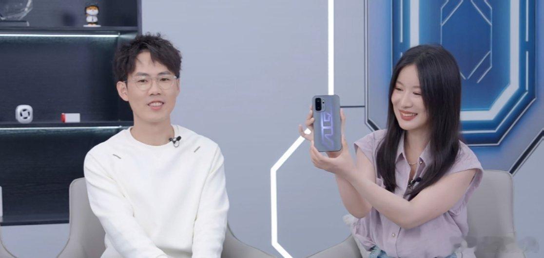 一加 Ace 6 至尊版外观来了，配色叫王牌觉醒，背面印有 Ace 标识 