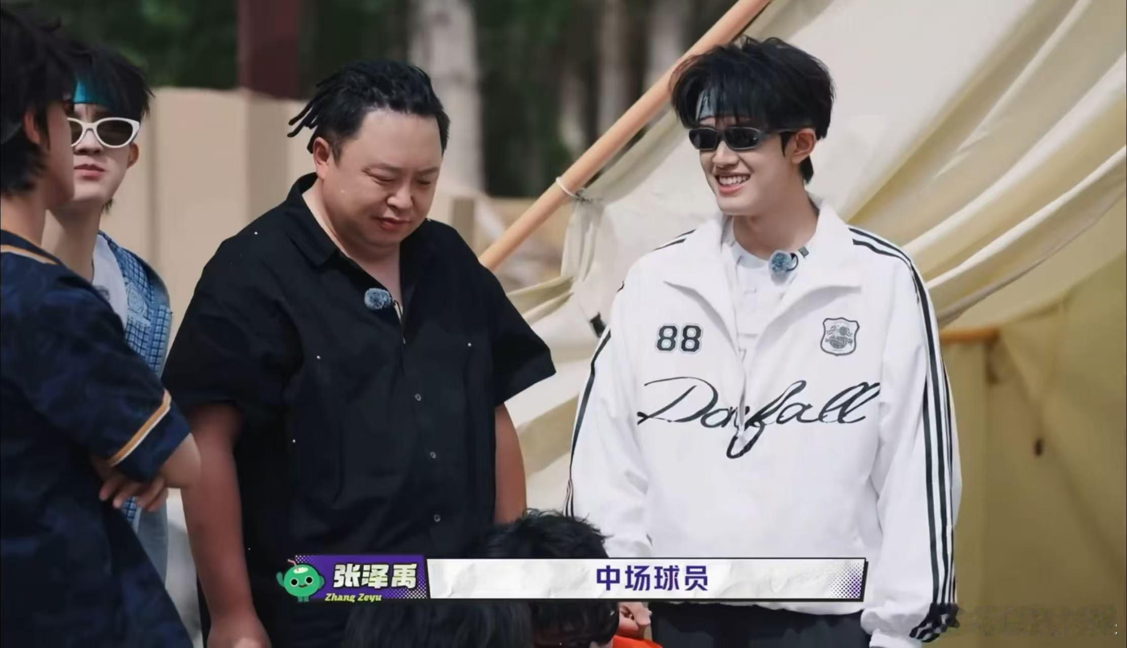 看张泽禹自我介绍笑到头掉！育红小学中场球员，曾带领球队进过两颗球。苏新皓嘴角微扬