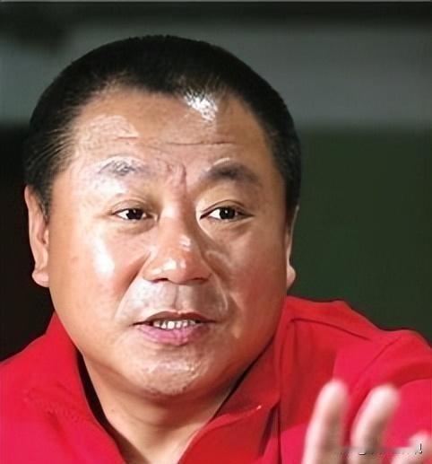 1988年，范伟在母亲的逼促下，和一名护士相亲，谁知，对方不仅不说话，连筷子都不