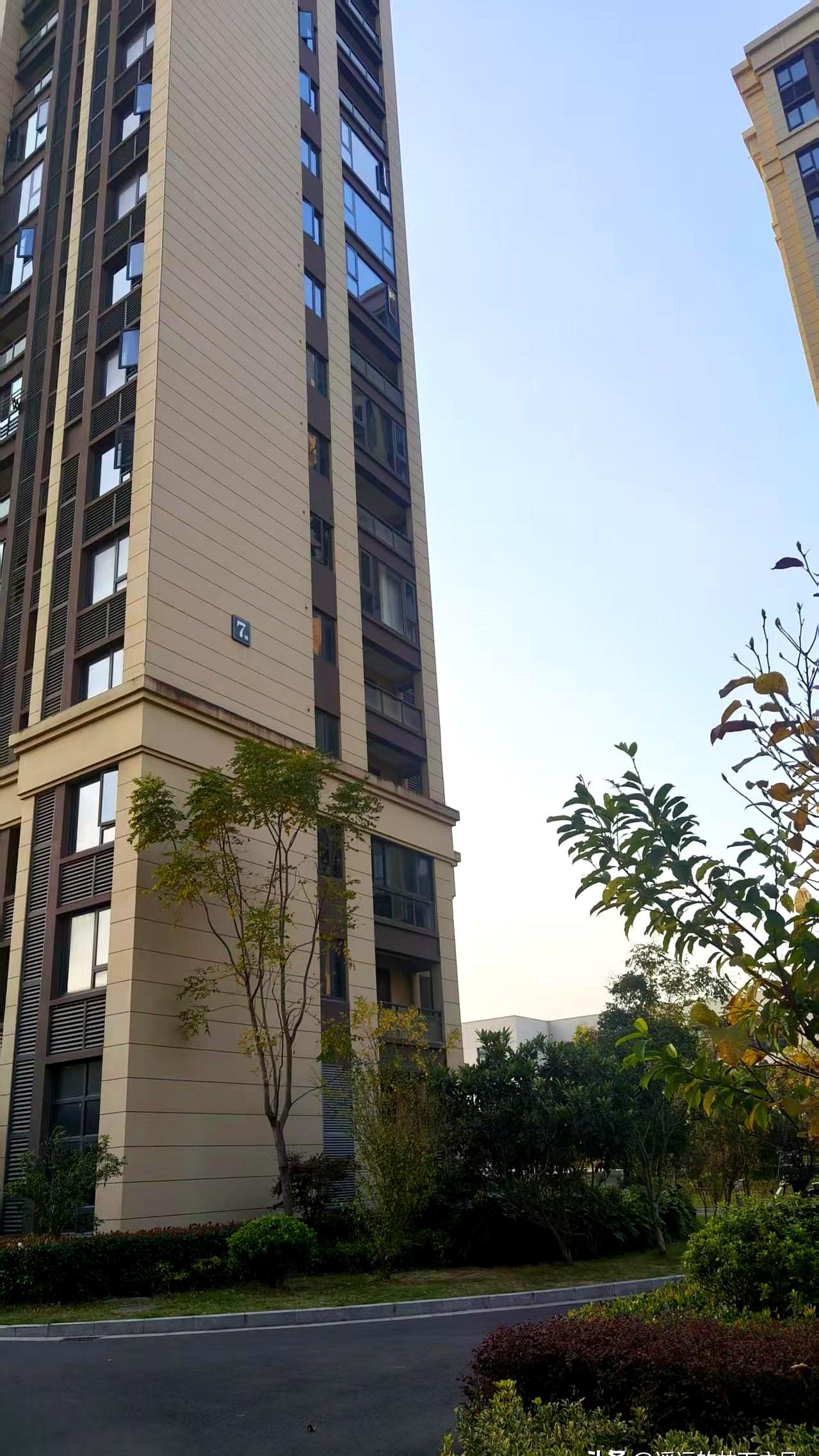 傍晚时分，下洋岩的客户搬家后需要进行物品还原。
 

这家主人把新家的密码直接交