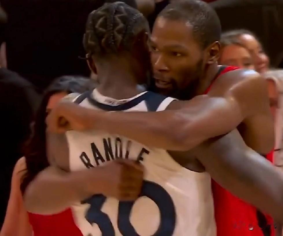 赢得尊重！兰德尔谈杜兰特：

“今天KD投篮太准了。”

“我们每个球都拼尽全力