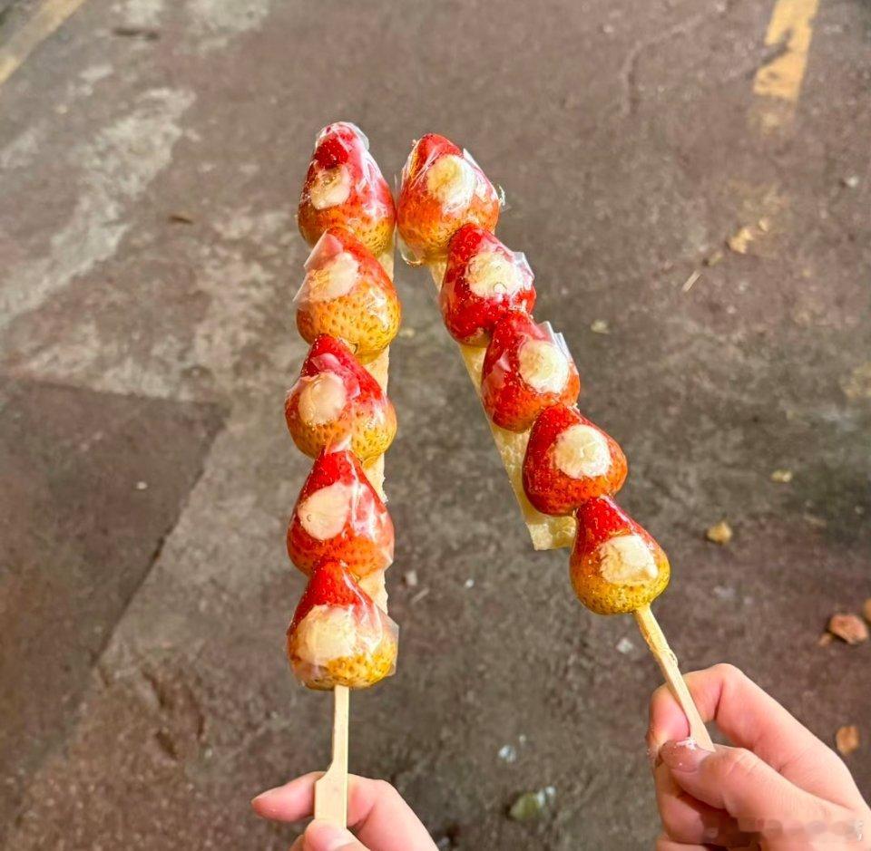 想不到糖葫芦的进化这么迅速，今年的糖葫芦从本来的山楂草莓葡萄圣女果，变成了番茄乌