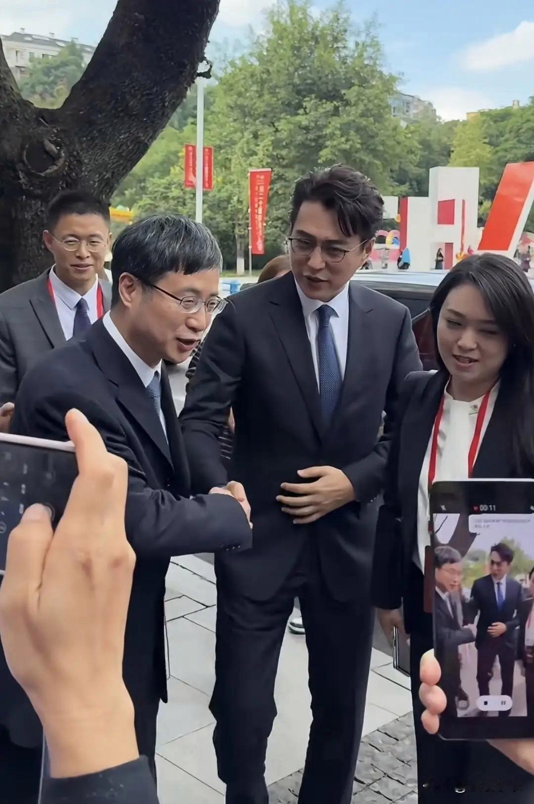 网友重庆偶遇靳东 着西装很绅士 本人大长腿 连眼角褶子都迷人。作为备受喜爱的“叔