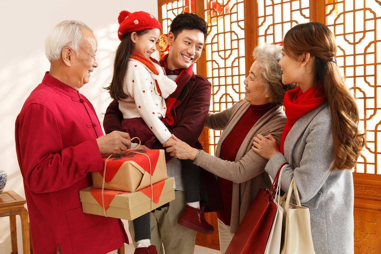 春节，一场跨越山海的大迁徙，终点是家。而走亲访友，则是这场盛大团圆中最具烟火气的