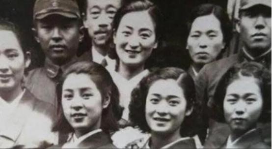 1942年，潜伏在八路军中的日本美女特务张美智，刚参加完会议，就倚在门上对着游击