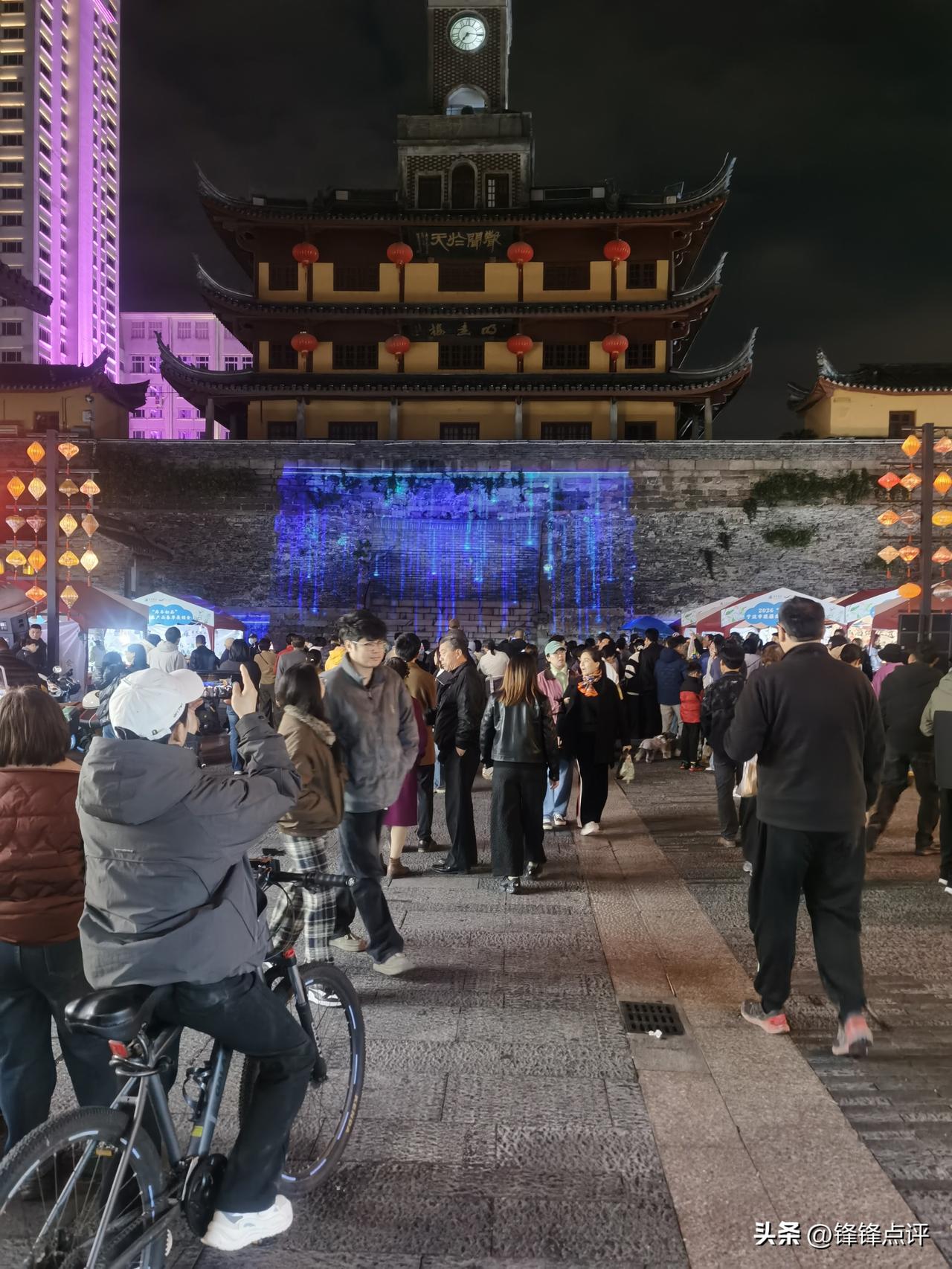 下午五点去了宁波鼓楼，然后就是吃晚饭，去看了电影惊蛰，说实话，整个电影就是拉满了