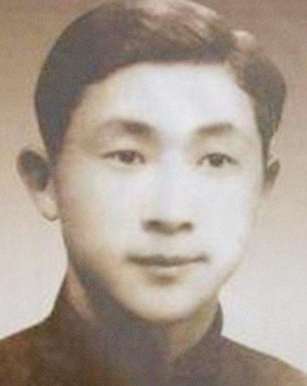 1947年，地下党洪钰明在火车站旁看到了战友，对方却无视了他，将视线移向别处。突