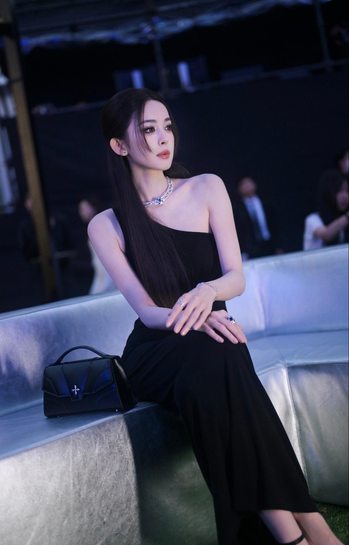 娜扎好紧致的一张脸...又会是谁的几辈子啊！！ 